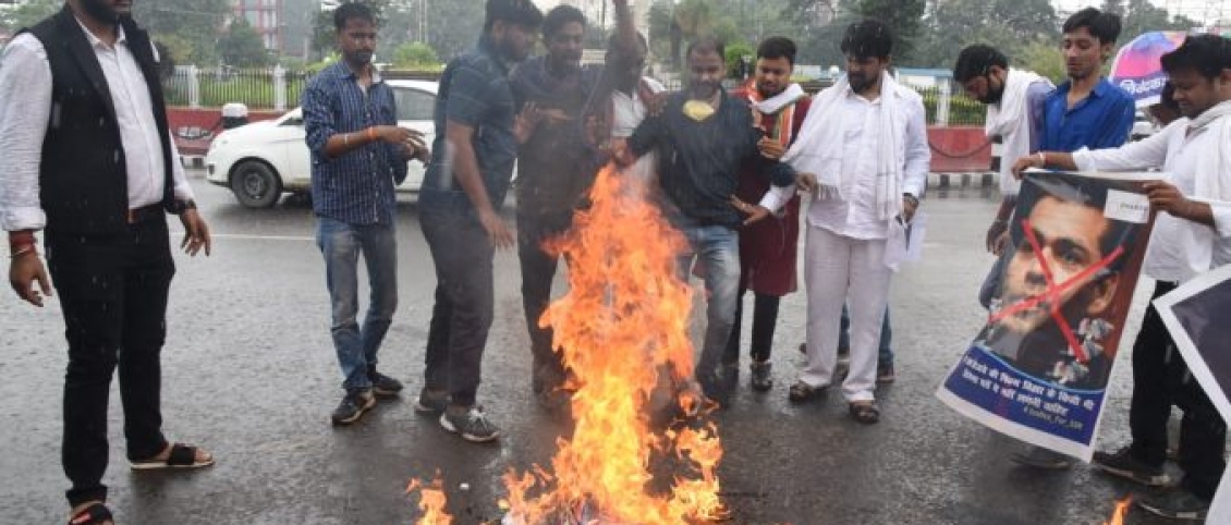 जन अधिकार छात्र परिषद् ने सलमान खान और करण जौहर का पुतला फूंका